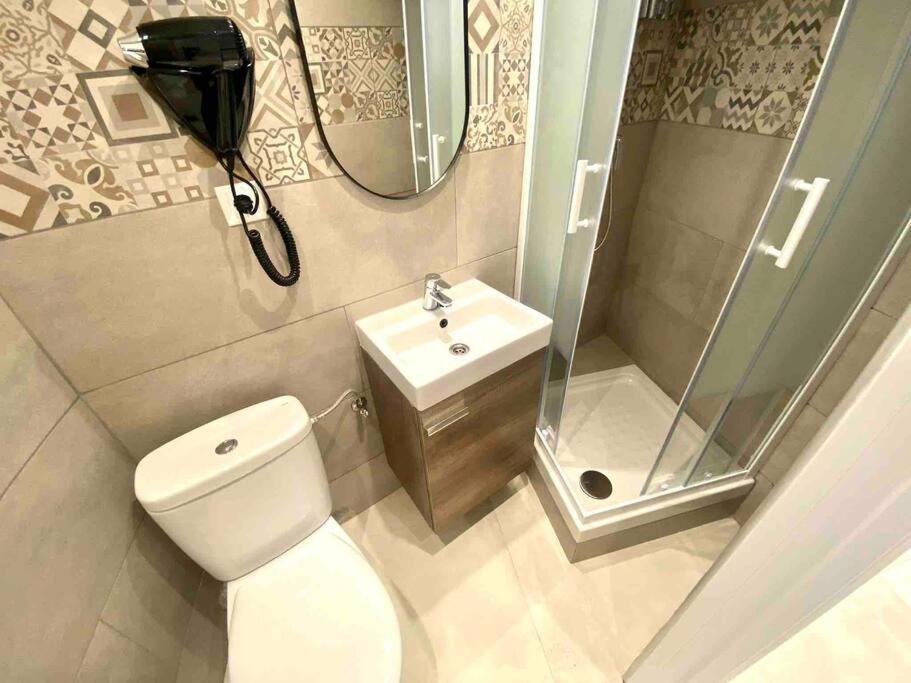 Apartamentos Con Bano Privado Frente Al Metro L5 Barcelona-Hospitalet L’Hospitalet de Llobregat Exterior foto